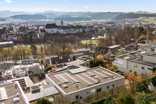 extérieur du bâtiment avec vue sur la montagne, mountain view, day time, vue résidentielle, et residential view