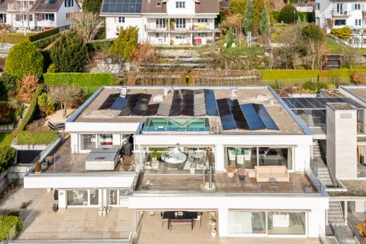 façade avec panneaux solaires, terrasse, vue résidentielle, et residential view