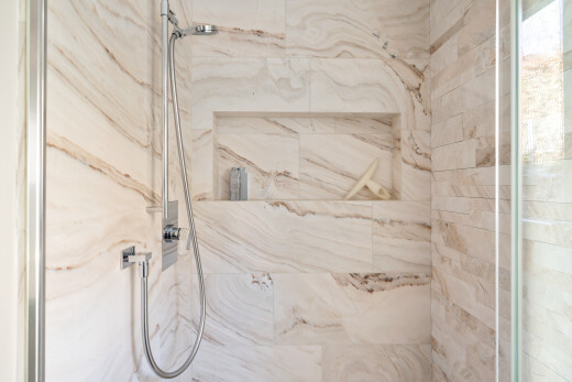 détails avec douche, salle de bain complète, tile shower, wall / siding, et interior