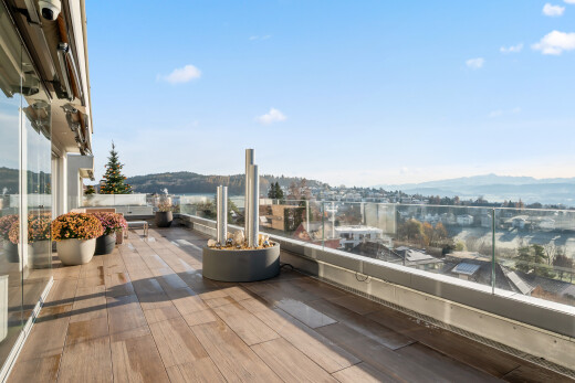 terrasse avec mountain view, vue sur la montagne, terrasse, day time, et city view