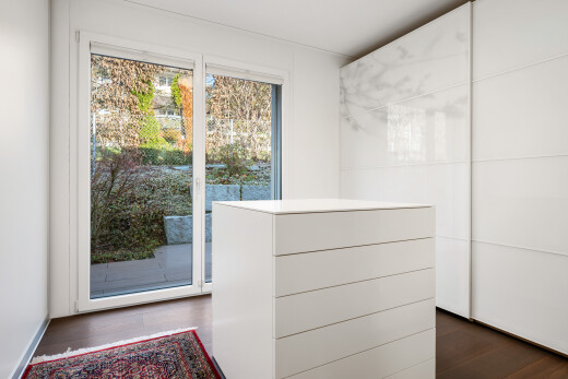 salle de bains avec inside property, cloison sèche, drywall, lumière naturelle, et natural light