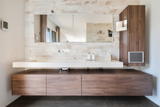 salle de bains avec cloison sèche, drywall, lavabo (ou coiffeuse selon le contexte), dosseret, et backsplash