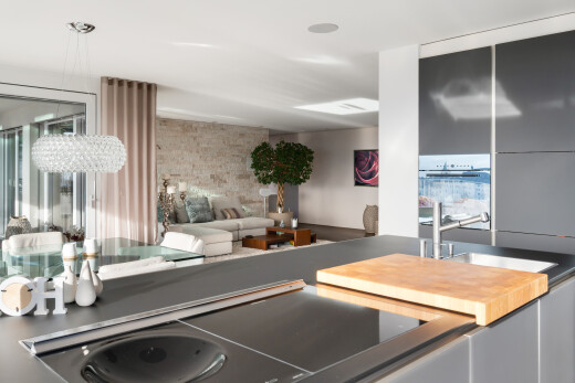 cuisine avec inside community, évier, drywall, et éclairage suspendu