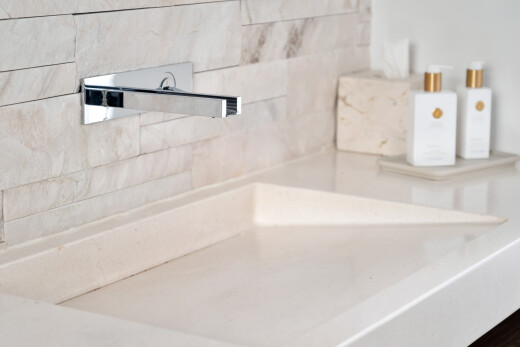 détails avec évier, bathroom, wall / siding, appliance, et interior