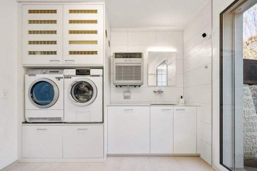 buanderie avec inside property, lave-linge et sèche-linge séparés, évier, buanderie, et lumière naturelle