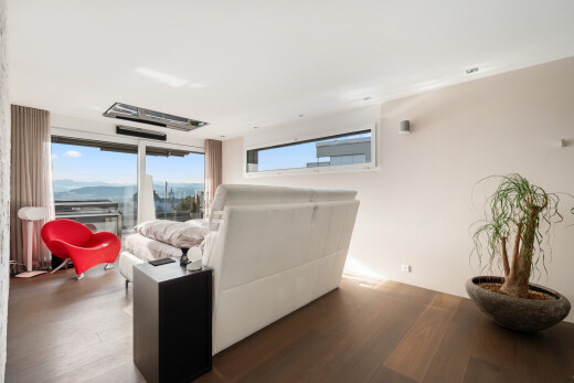 salon avec lumière naturelle, natural light, cloison sèche, drywall, et inside property