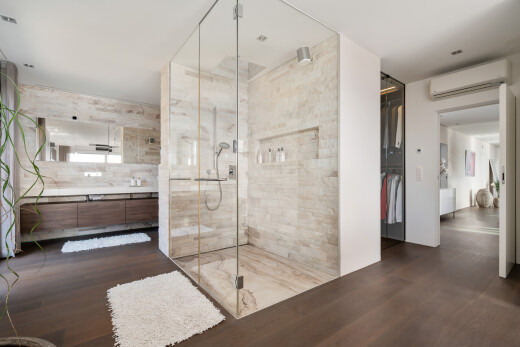 salle de bains avec sol en finition bois, wood finish floor, dressing, salle de bain complète, et climatiseur mural