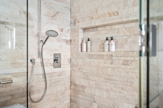 détails avec tile shower, douche, bathroom, salle de bain complète, et interior