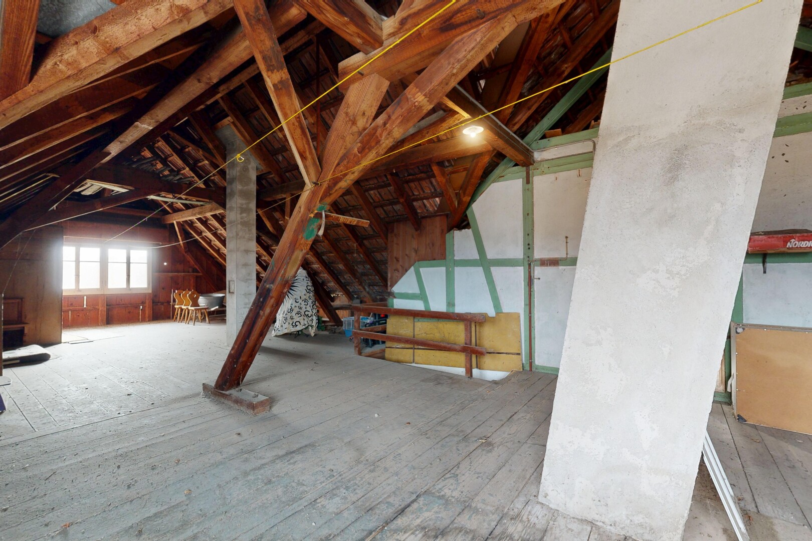 pièce vide avec plafond bas, low ceiling, lumière naturelle, natural light, et plafond voûté