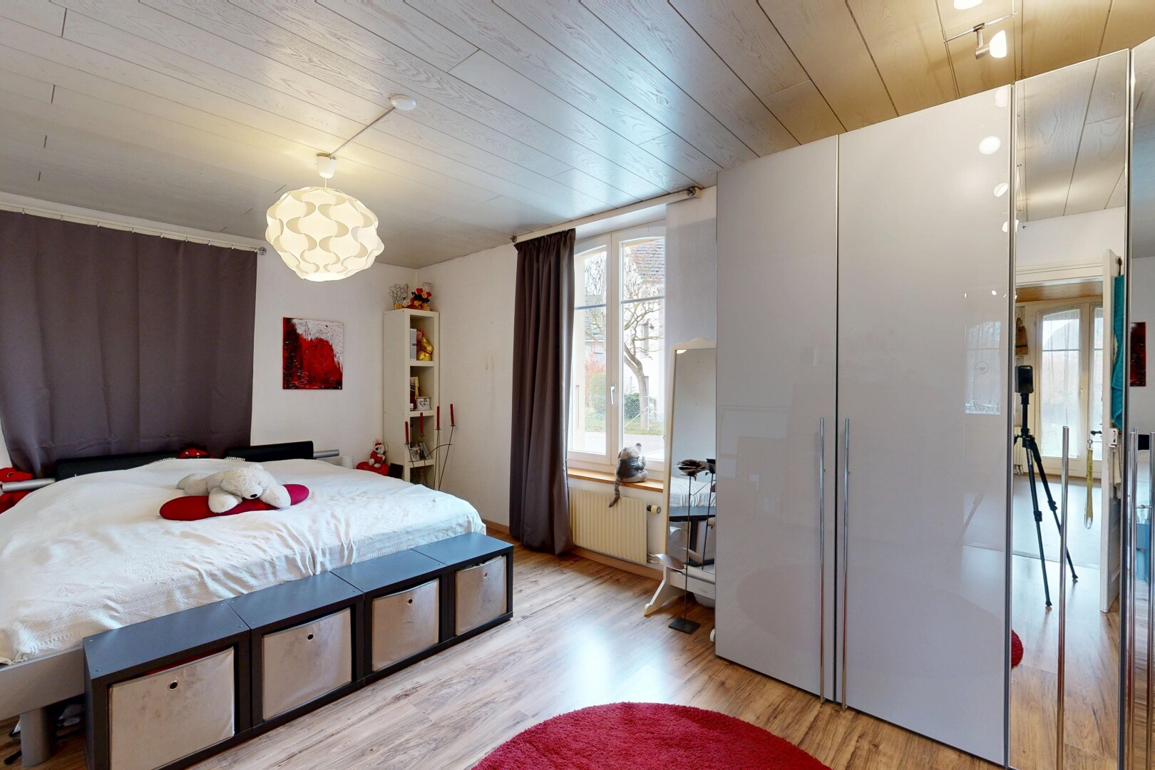 chambre avec wood finish floor, sol en finition bois, natural light, lumière naturelle, et inside property