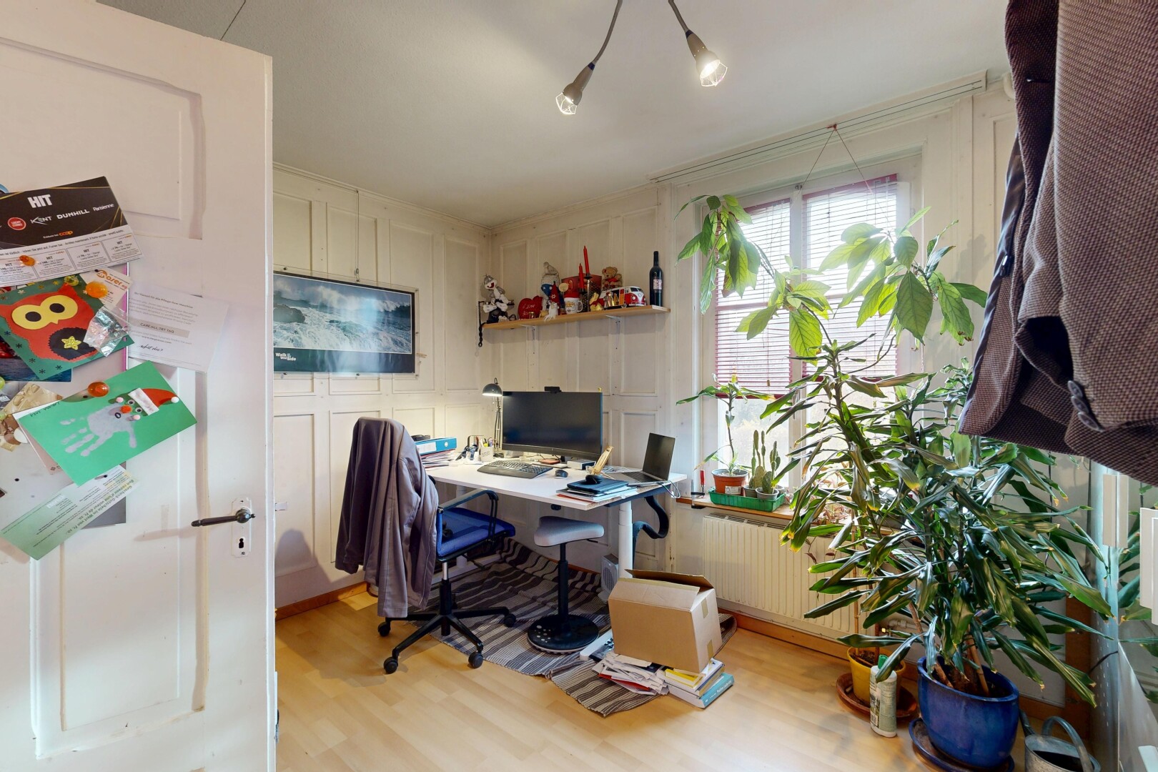 bureau avec wood finish floor, sol en finition bois, natural light, lumière naturelle, et inside property