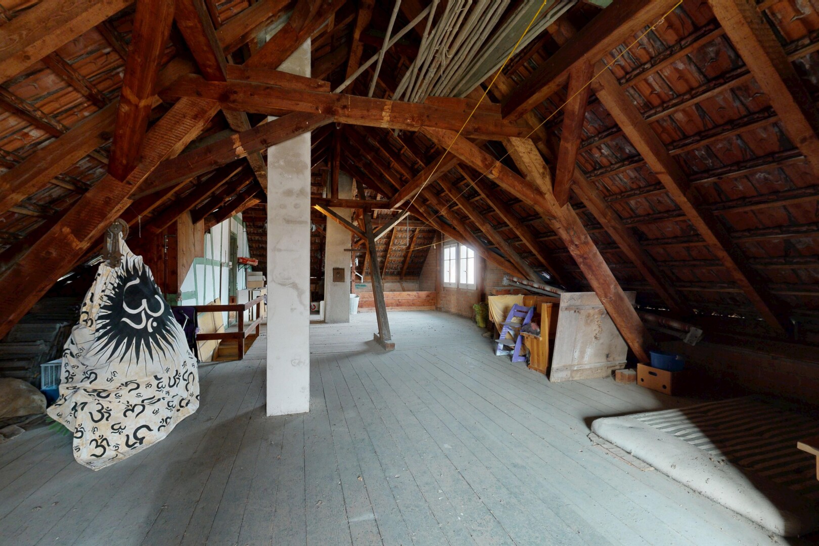 pièce vide avec low ceiling, plafond bas, inside property, natural light, et lumière naturelle