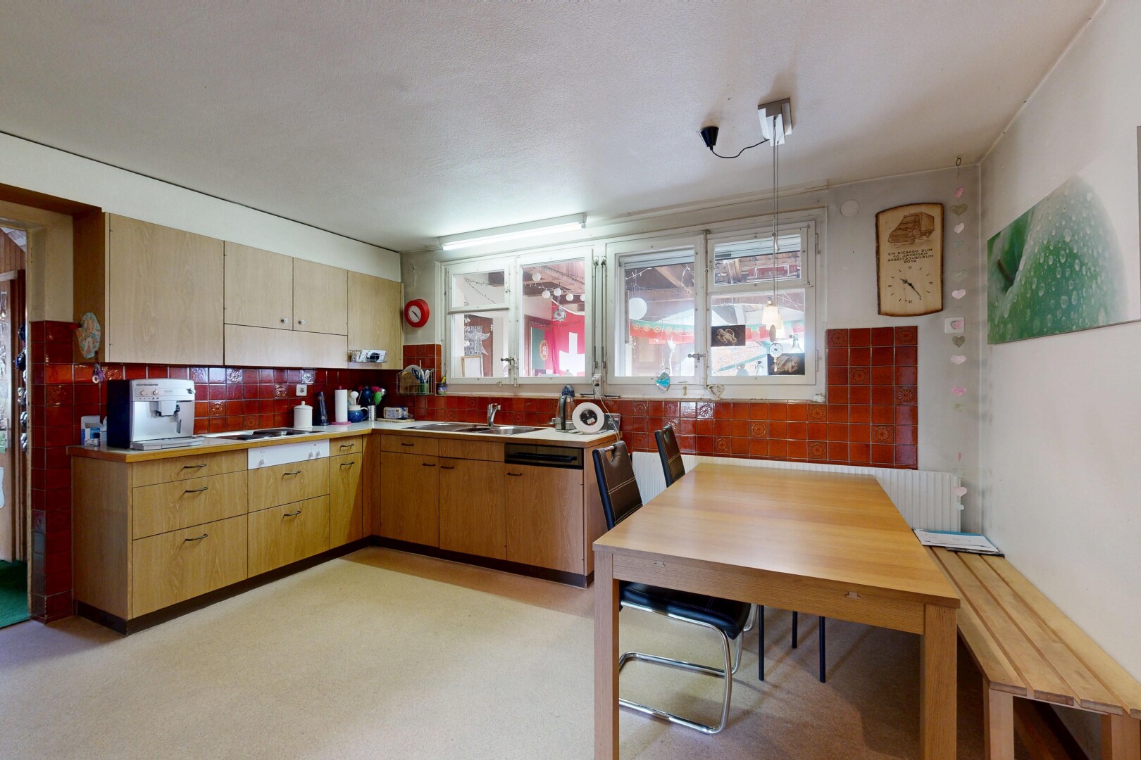 cuisine avec natural light, lumière naturelle, inside property, plans de travail, et lave-vaisselle