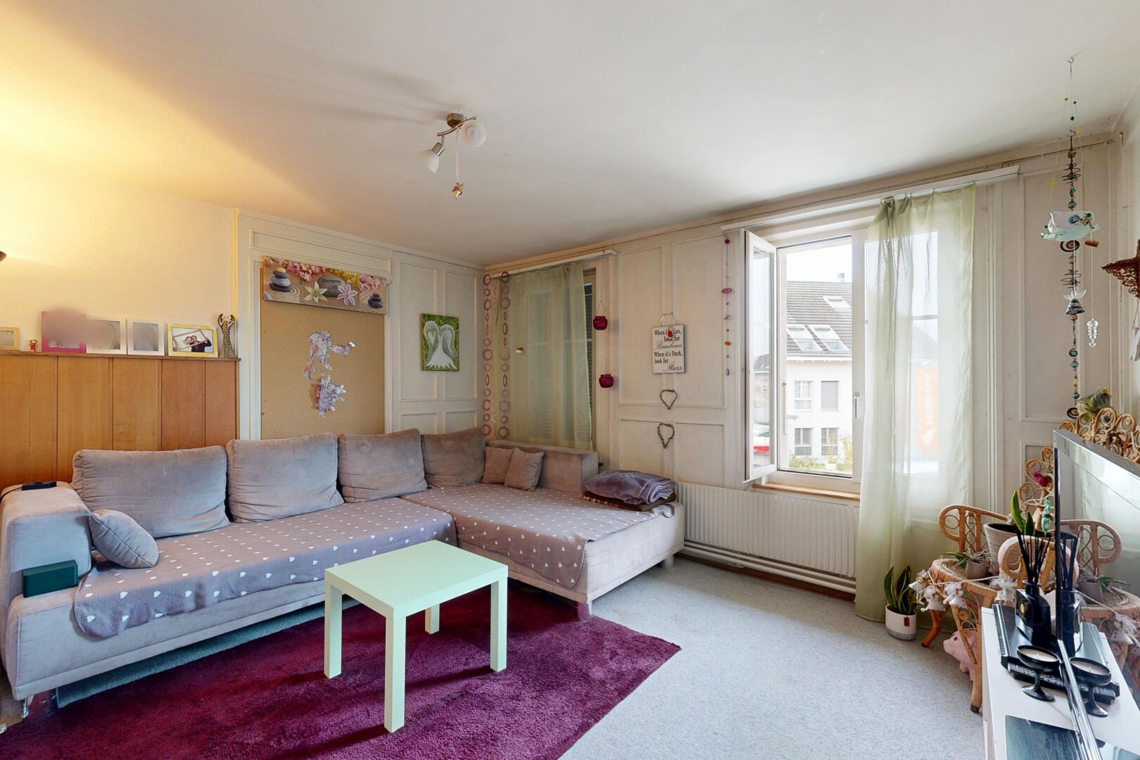 salon avec inside property, lumière naturelle, natural light, télévision, et moquette