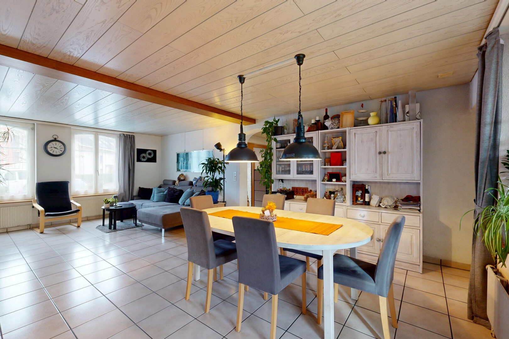 salon / salle à manger avec natural light, lumière naturelle, wood ceiling, plafond en bois, et tile floor