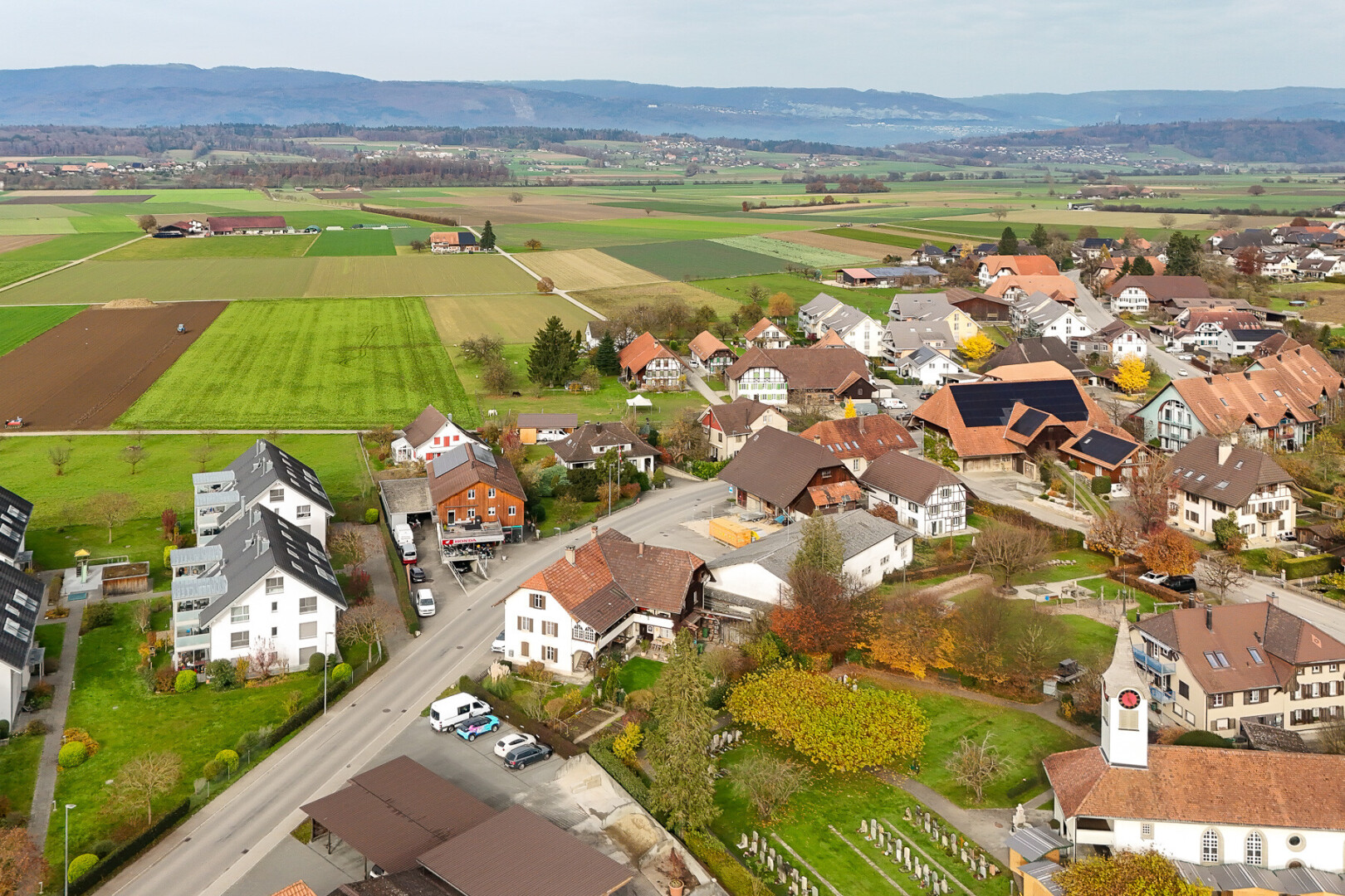 façade avec aerial view, vue sur la montagne, mountain view, vue résidentielle, et residential view