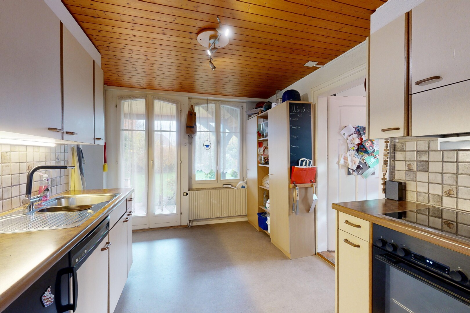 cuisine avec dosseret, backsplash, four, lumière naturelle, et natural light