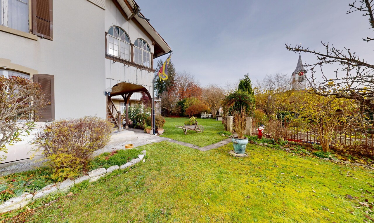 jardin avec pelouse, balcon, escaliers, et property visible