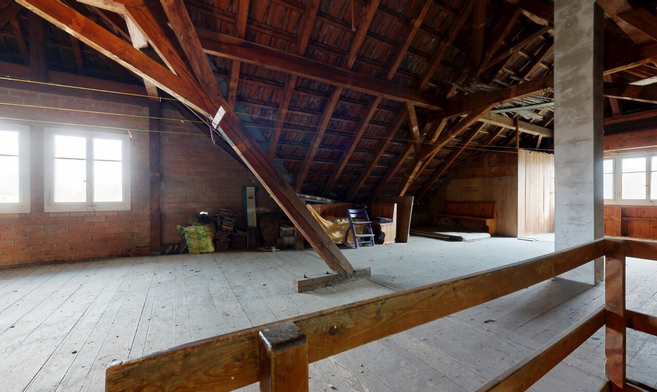escaliers avec natural light, lumière naturelle, inside property, vaulted ceiling, et plafond voûté