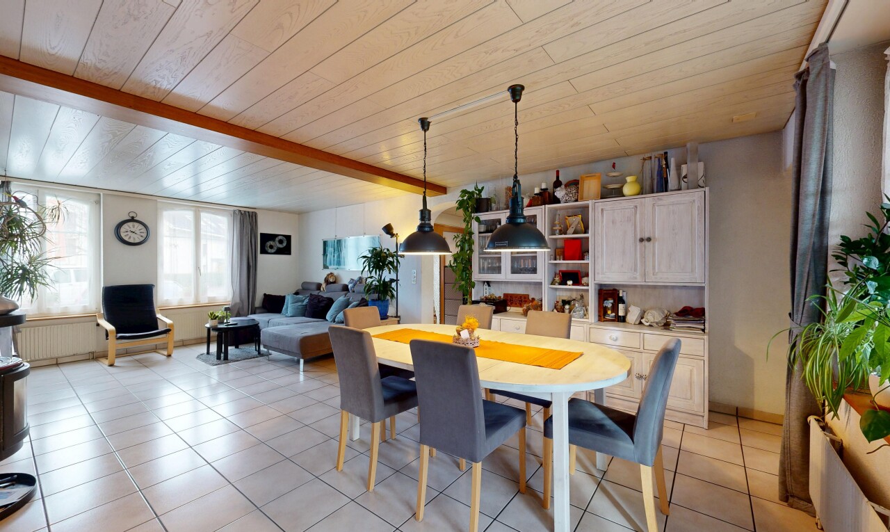 salon / salle à manger avec natural light, lumière naturelle, wood ceiling, plafond en bois, et tile floor