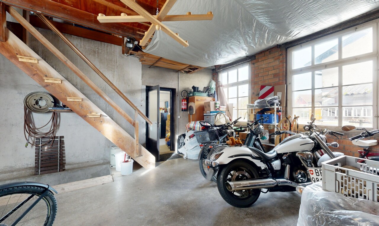 gym avec concrete wall, mur en béton, inside property, concrete floor, et sol en béton