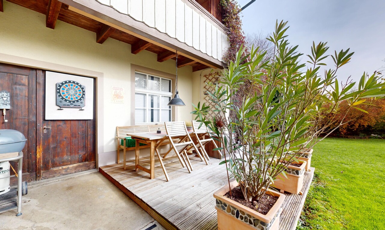 terrasse avec pelouse, terrasse, et property visible