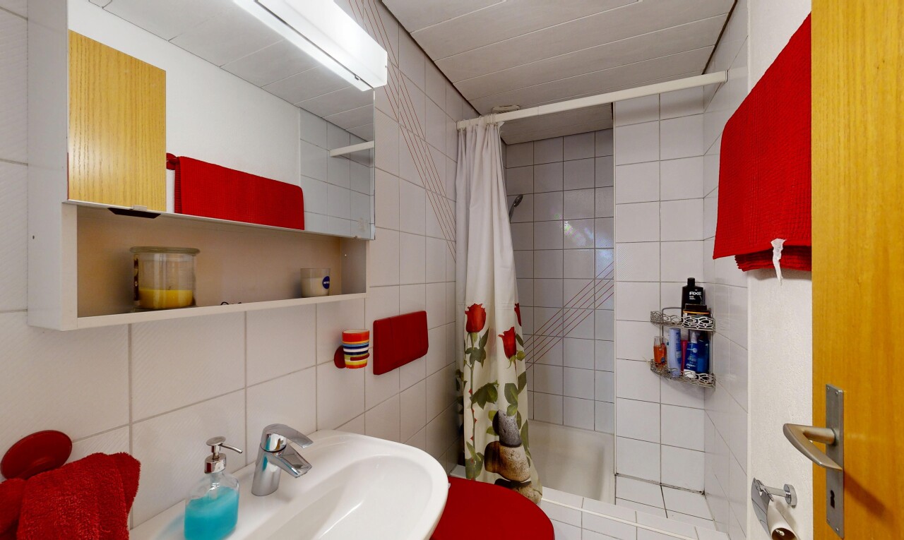 salle de bains avec tile wall, mur en carrelage, inside property, salle de bain complète, et douche