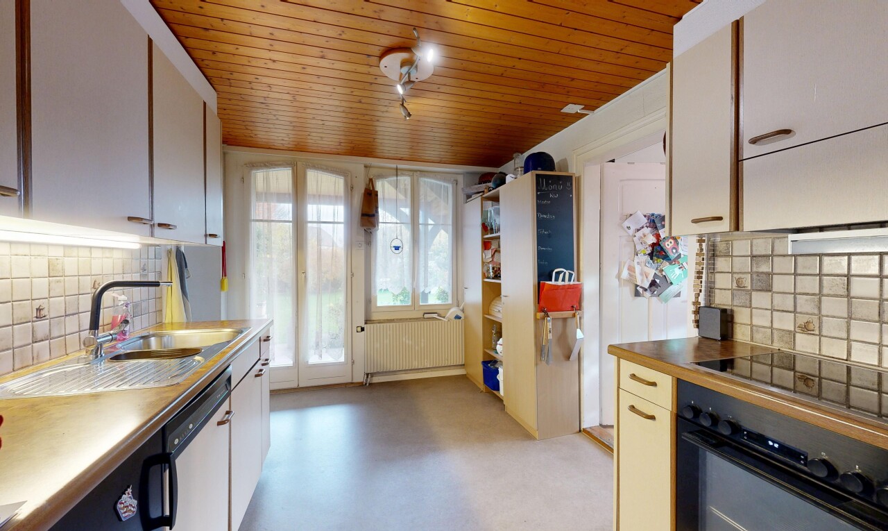cuisine avec dosseret, backsplash, four, lumière naturelle, et natural light