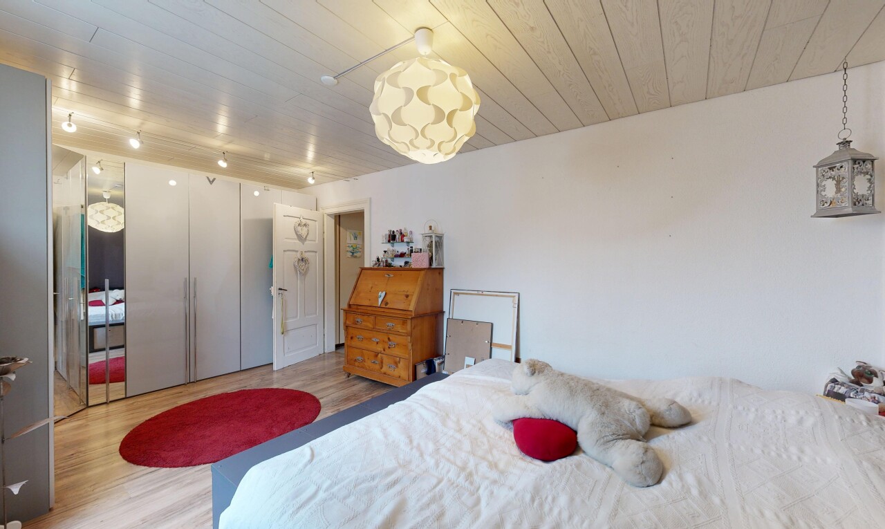 chambre avec wood finish floor, sol en finition bois, inside property, drywall, et cloison sèche