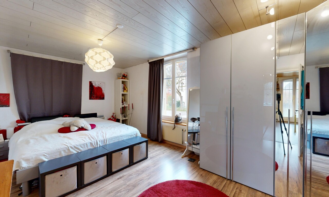 chambre avec wood finish floor, sol en finition bois, natural light, lumière naturelle, et inside property