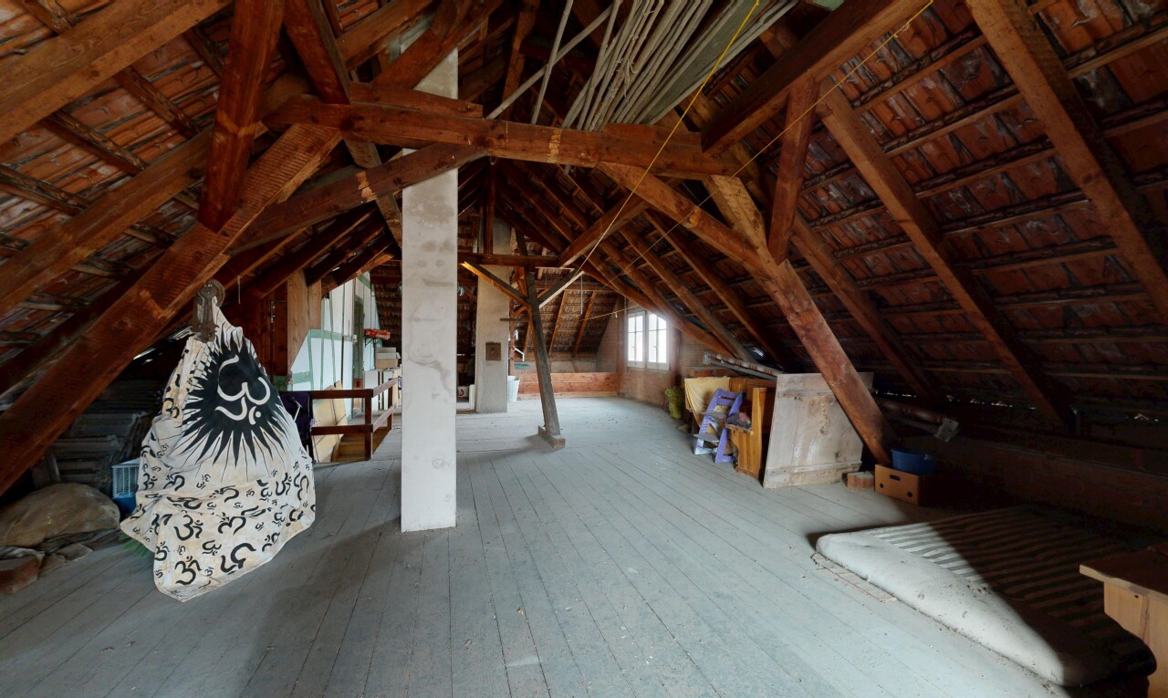 pièce vide avec low ceiling, plafond bas, inside property, natural light, et lumière naturelle