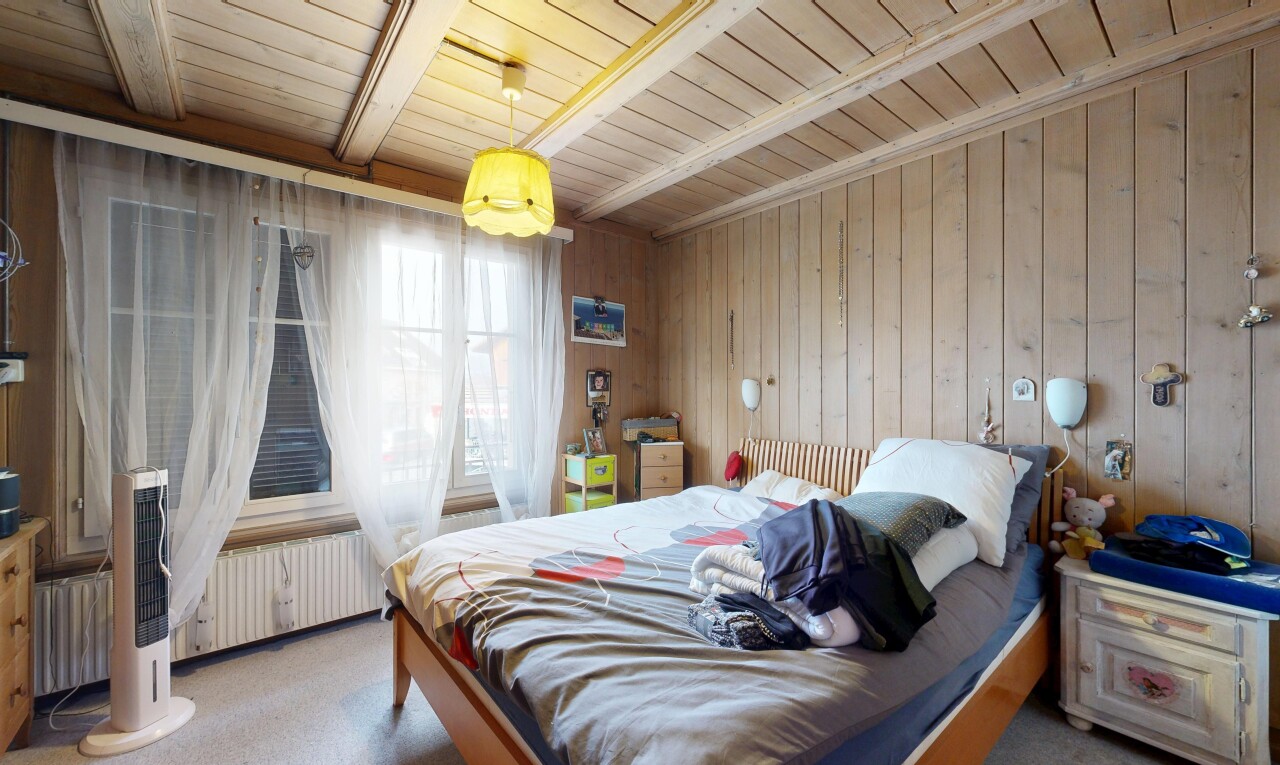 chambre avec lumière naturelle, natural light, plafond à poutres, beamed ceiling, et inside property