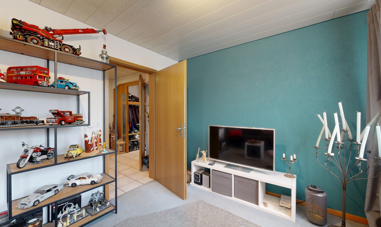 salon avec télévision, drywall, cloison sèche, inside property, et carpet