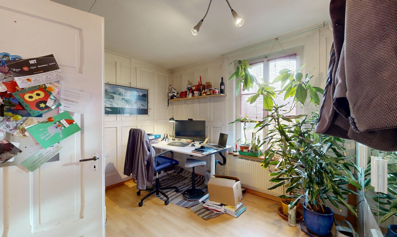 bureau avec wood finish floor, sol en finition bois, natural light, lumière naturelle, et inside property