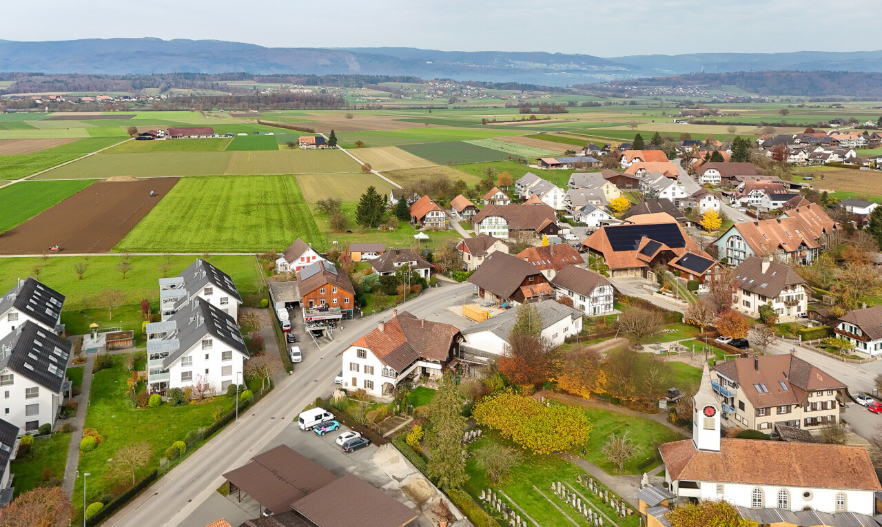 façade avec aerial view, vue sur la montagne, mountain view, vue résidentielle, et residential view