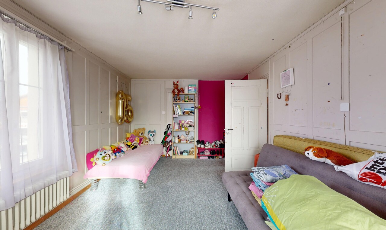 chambre avec natural light, lumière naturelle, radiateur, inside property, et paneling wall