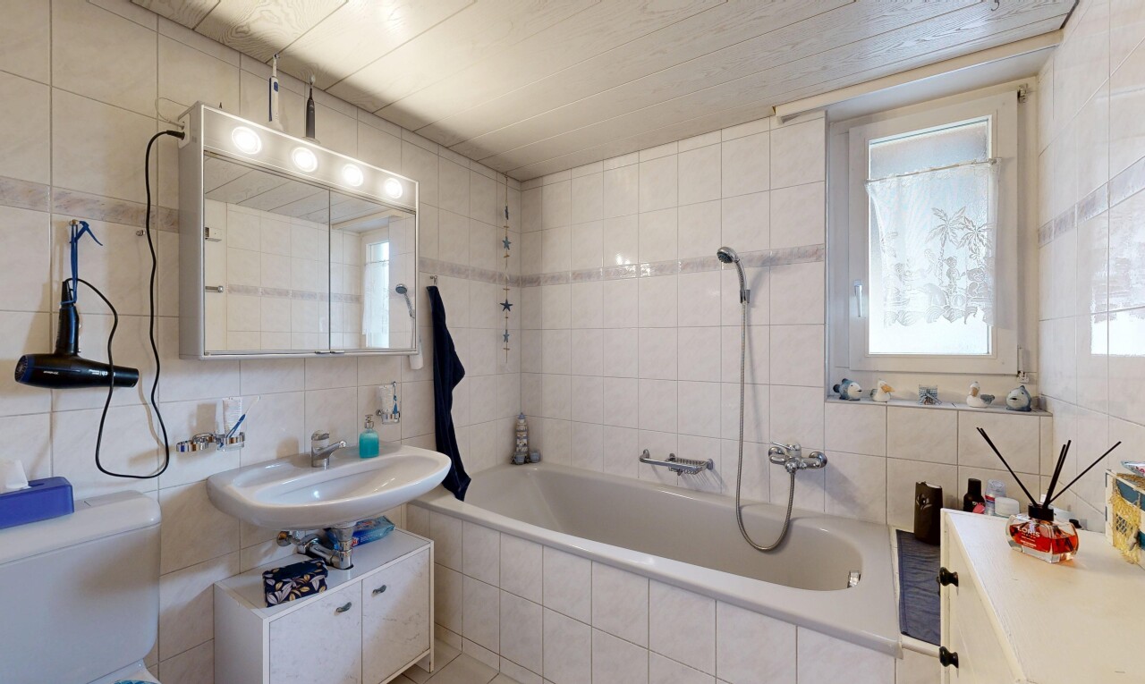 salle de bains avec tile wall, mur en carrelage, salle de bain complète, inside property, et miroir