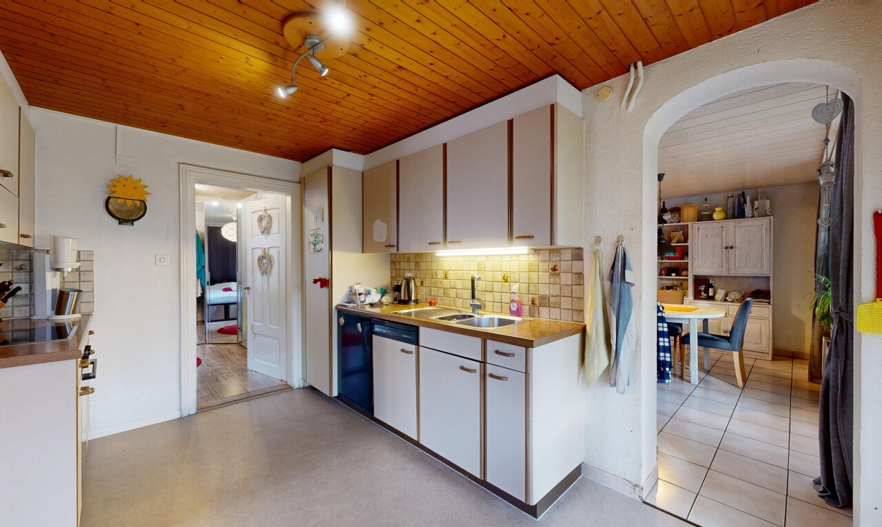 cuisine avec backsplash, dosseret, armoires blanches, plans de travail, et inside property