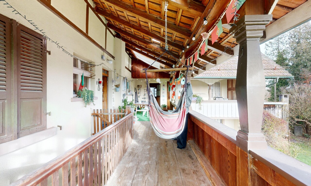 terrasse avec balcon et inside property