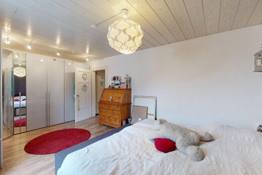 chambre avec wood finish floor, sol en finition bois, inside property, drywall, et cloison sèche