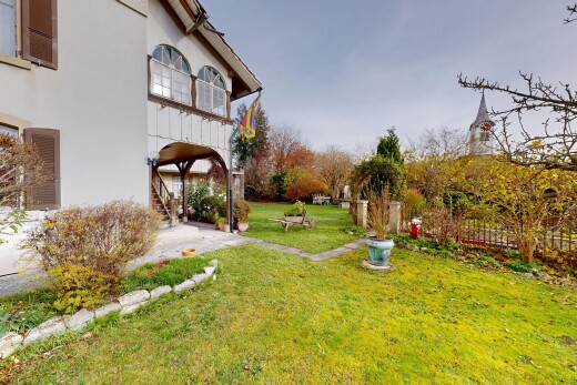 jardin avec pelouse, balcon, escaliers, et property visible