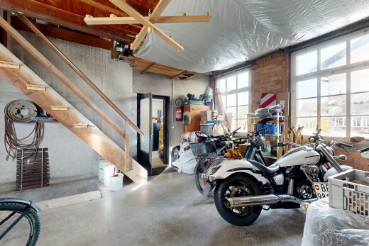 gym avec concrete wall, mur en béton, inside property, concrete floor, et sol en béton