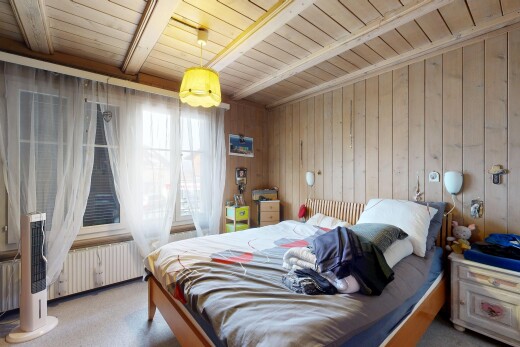 chambre avec lumière naturelle, natural light, plafond à poutres, beamed ceiling, et inside property