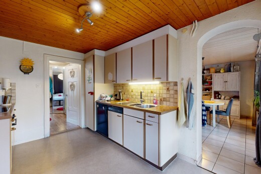 cuisine avec backsplash, dosseret, armoires blanches, plans de travail, et inside property