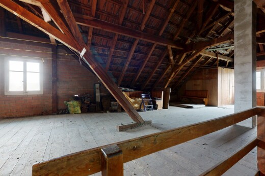 escaliers avec natural light, lumière naturelle, inside property, vaulted ceiling, et plafond voûté