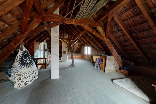 pièce vide avec low ceiling, plafond bas, inside property, natural light, et lumière naturelle