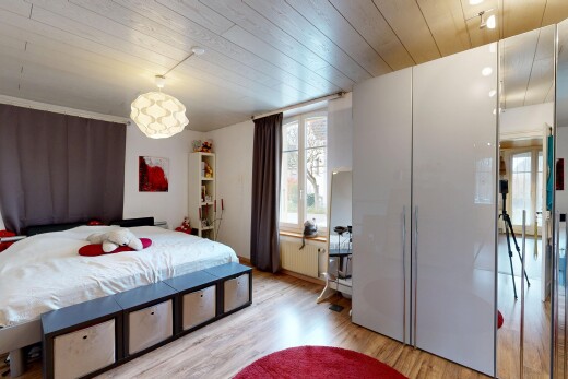 chambre avec wood finish floor, sol en finition bois, natural light, lumière naturelle, et inside property