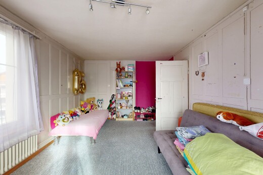 chambre avec natural light, lumière naturelle, radiateur, inside property, et paneling wall