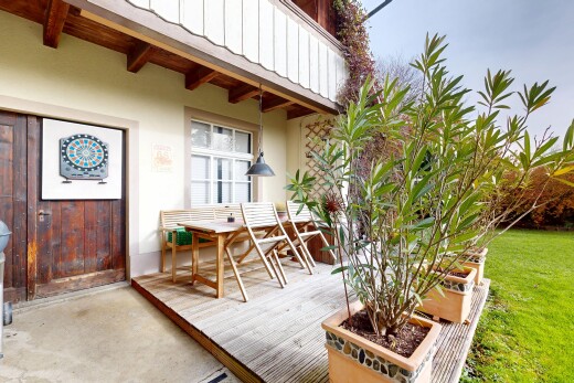 terrasse avec pelouse, terrasse, et property visible