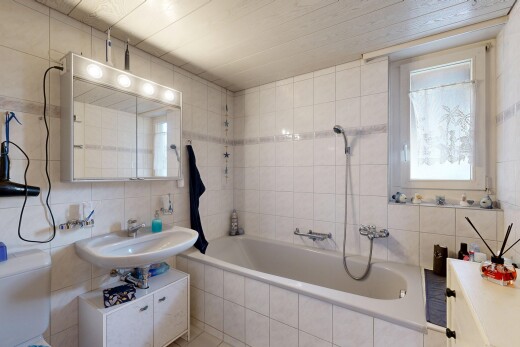 salle de bains avec tile wall, mur en carrelage, salle de bain complète, inside property, et miroir